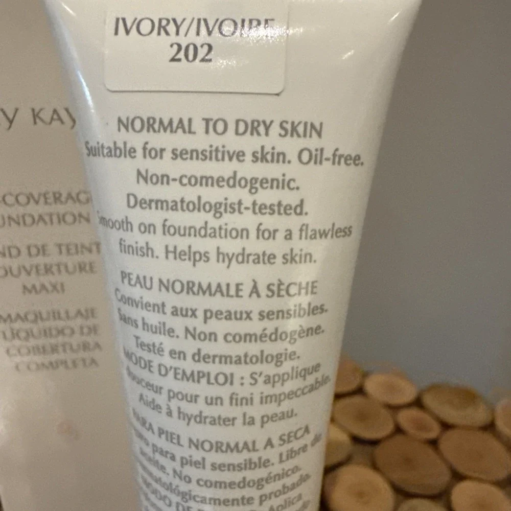 Mary Kay - 368500‎ - Full Coverage Foundation - Ivory - 202 NEW OLD STOCK - 1 OZ